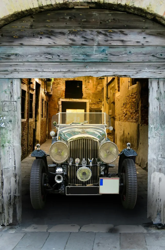 Grey Car in an alley way. Photo by Pixabay.